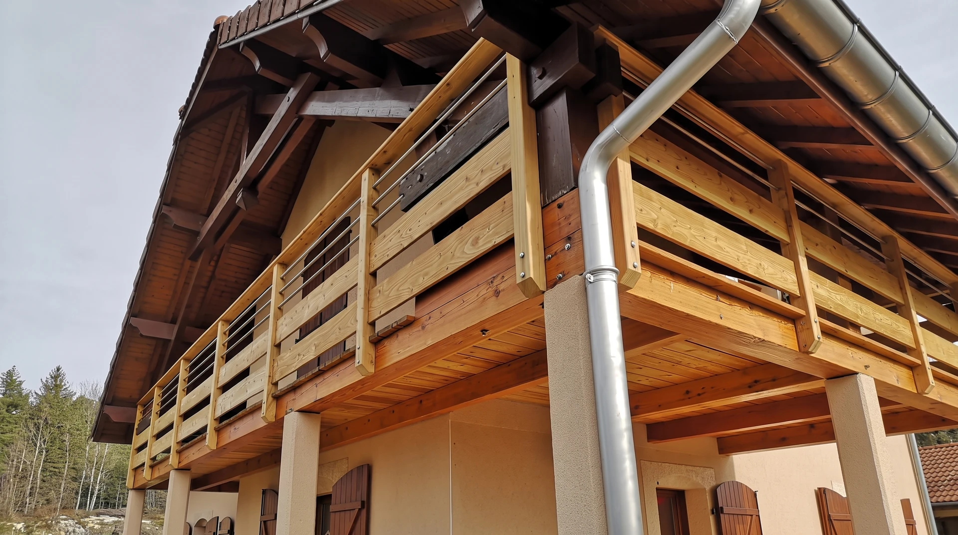 Chalet alpin, vue extérieure en contre-plongée