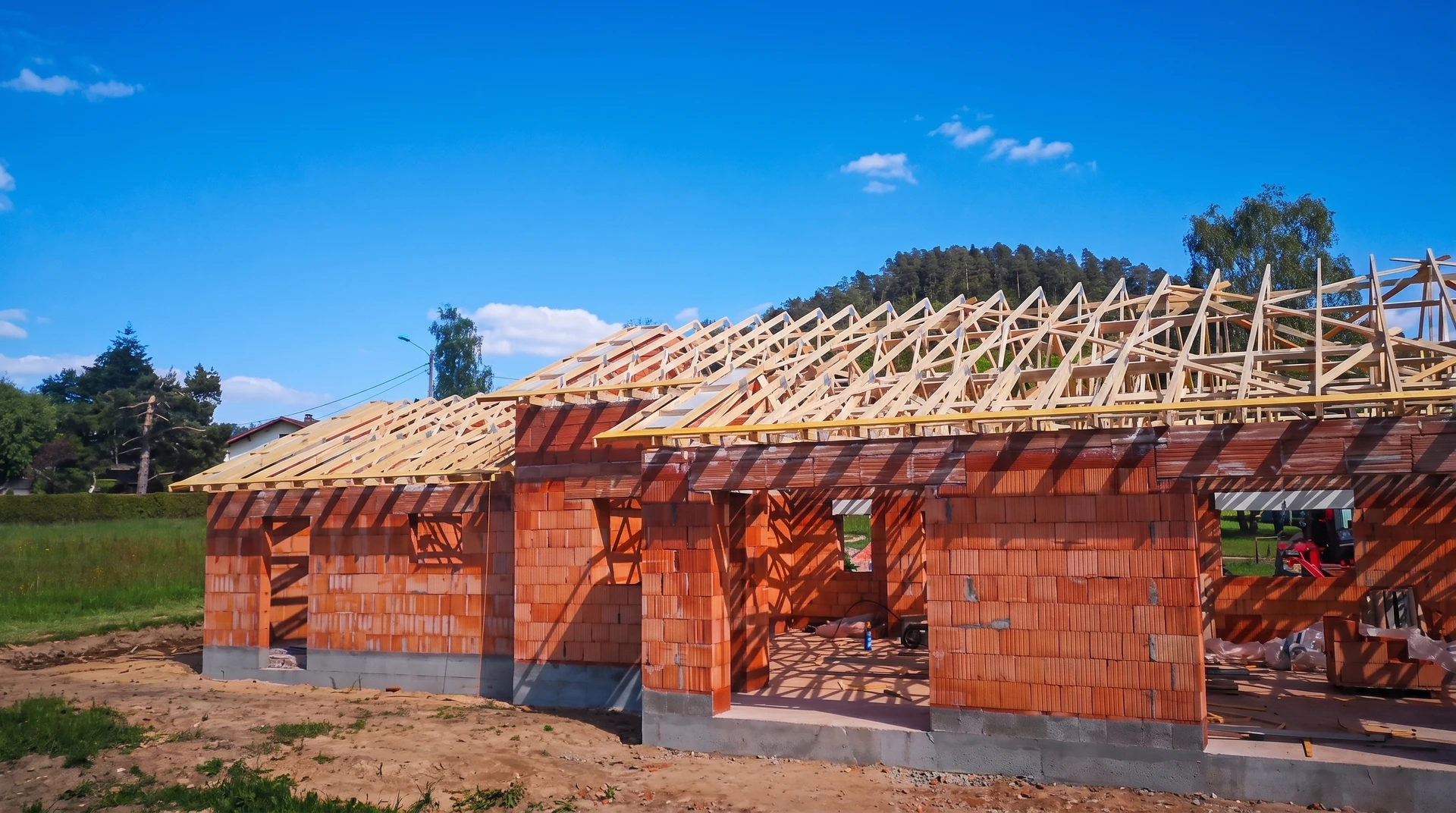 Construction d'une maison individuelle en cours, vue extérieure par beau temps