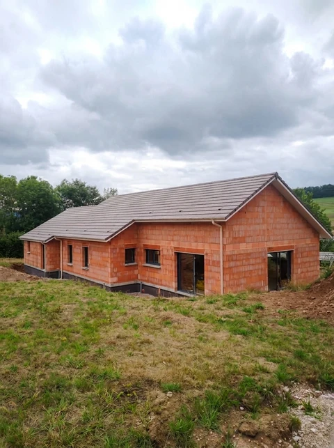 Maison individuelle de plain-pied en cours de construction, vue extérieure