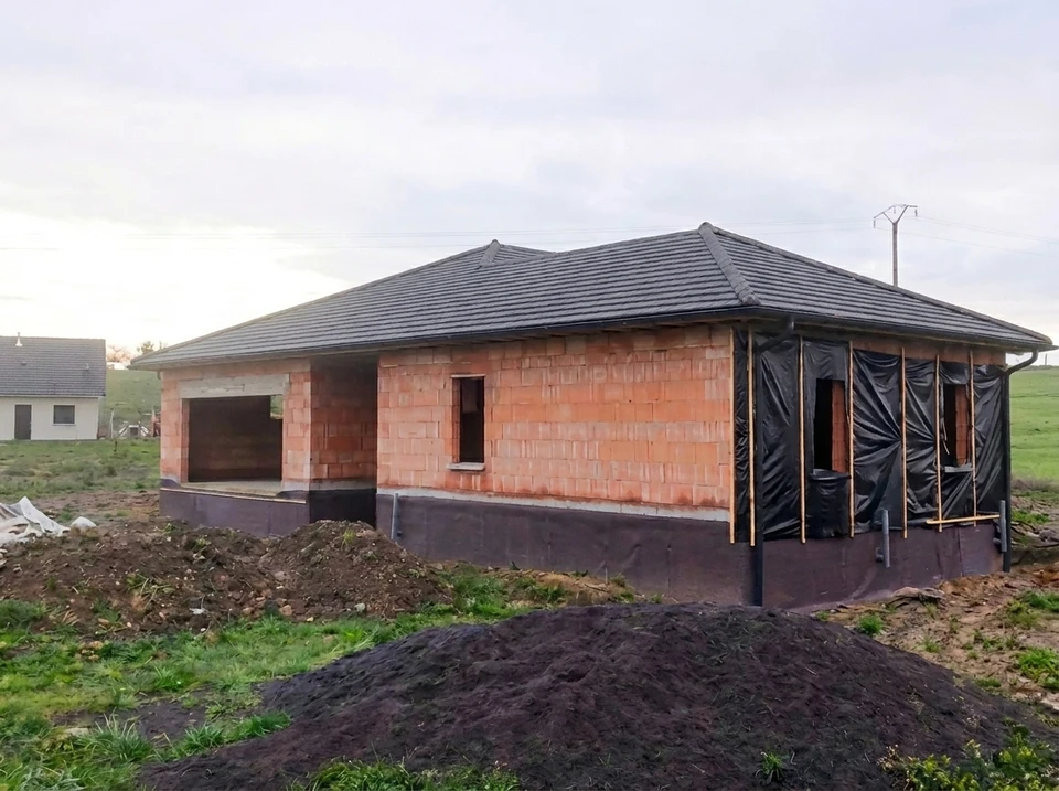 Maison individuelle de plain-pied en cours de construction, vue extérieure
